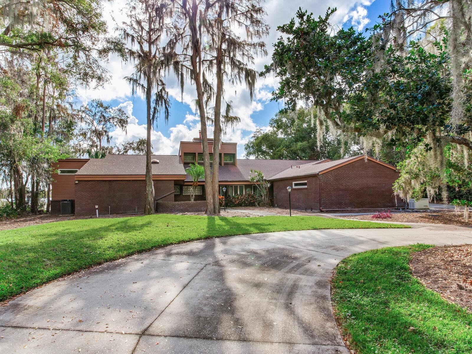 TB8331369 Property Photo