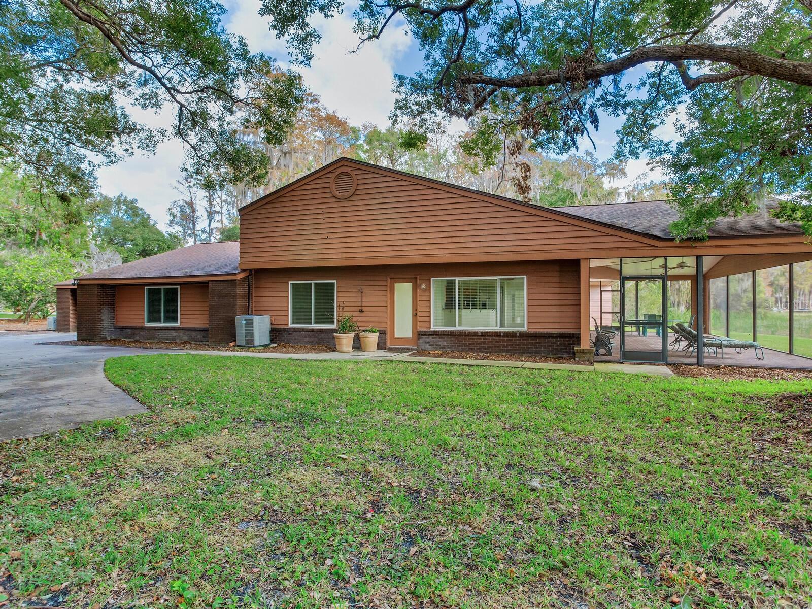 TB8331369 Property Photo