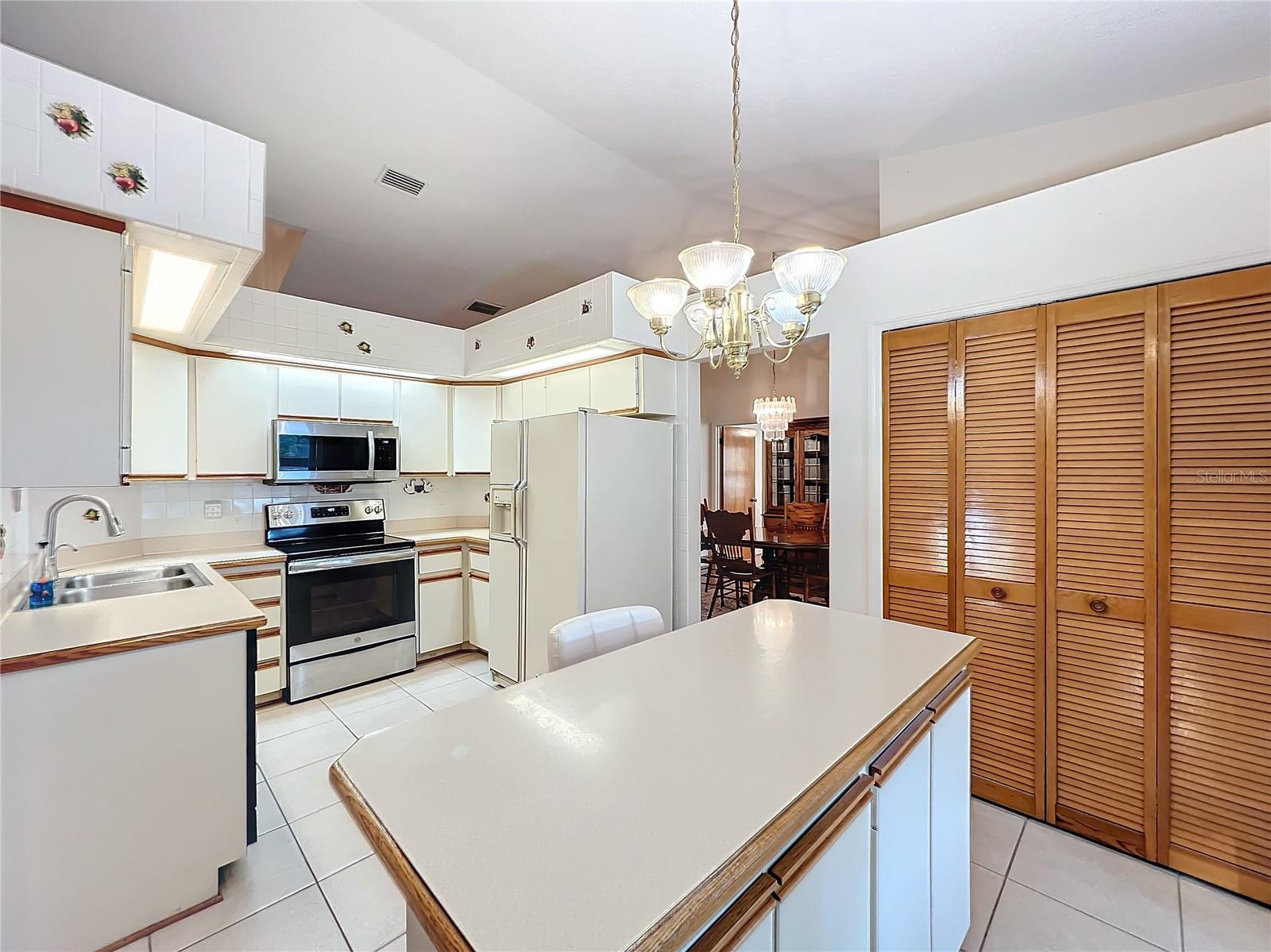 9835 LAKESHORE DR, CLERMONT, FL, 34711