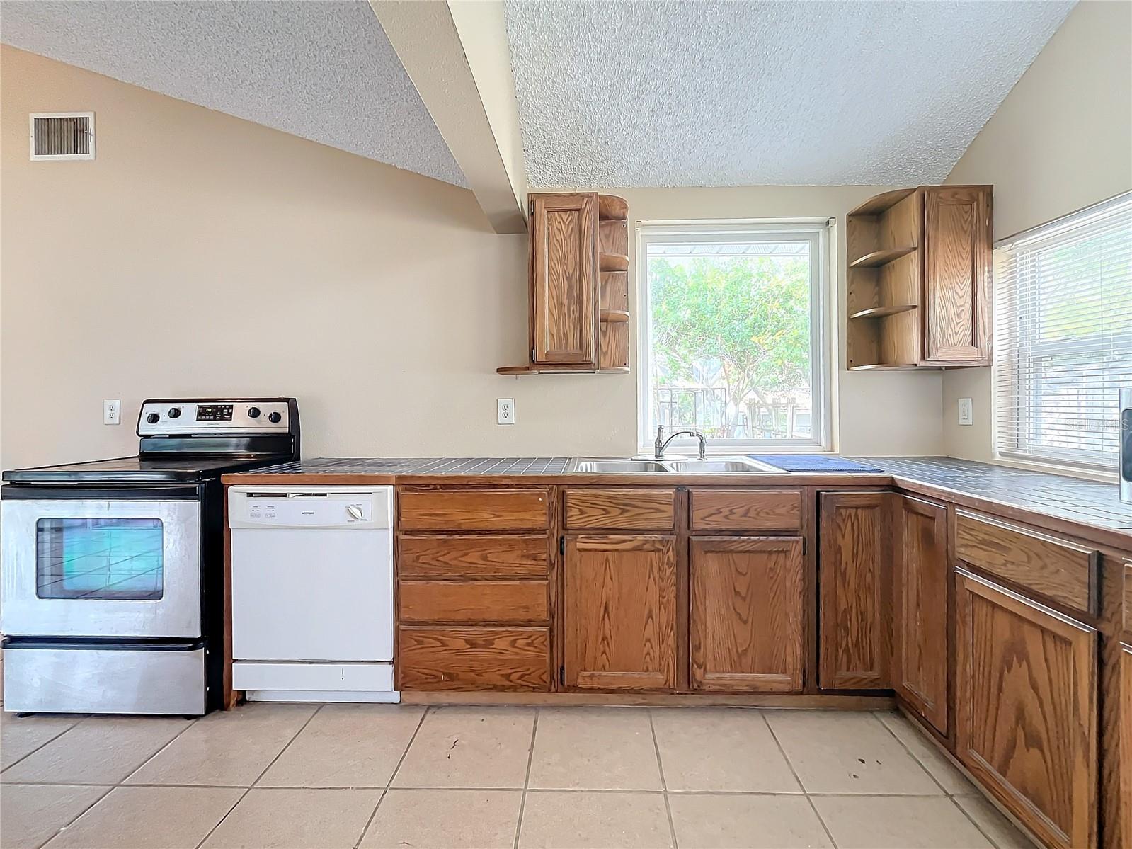 569 DIXIE HWY, TARPON SPRINGS, FL, 34689