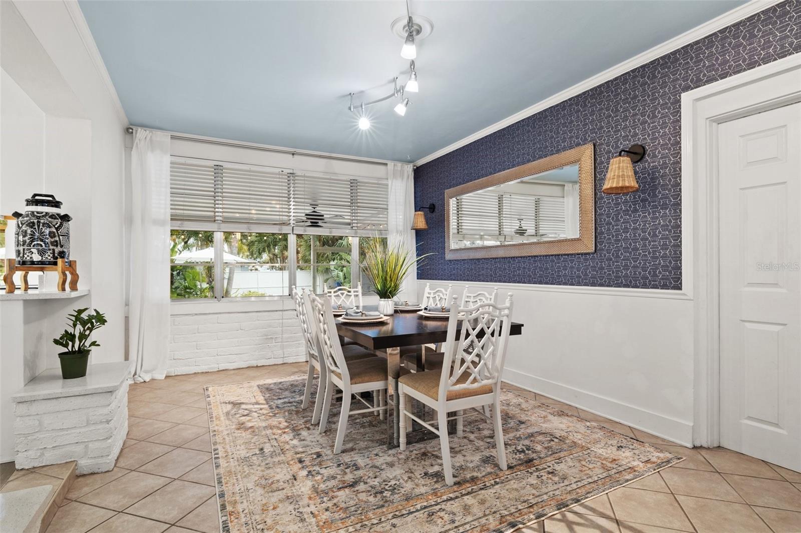 818 37TH AVE NE, ST PETERSBURG, FL, 33704