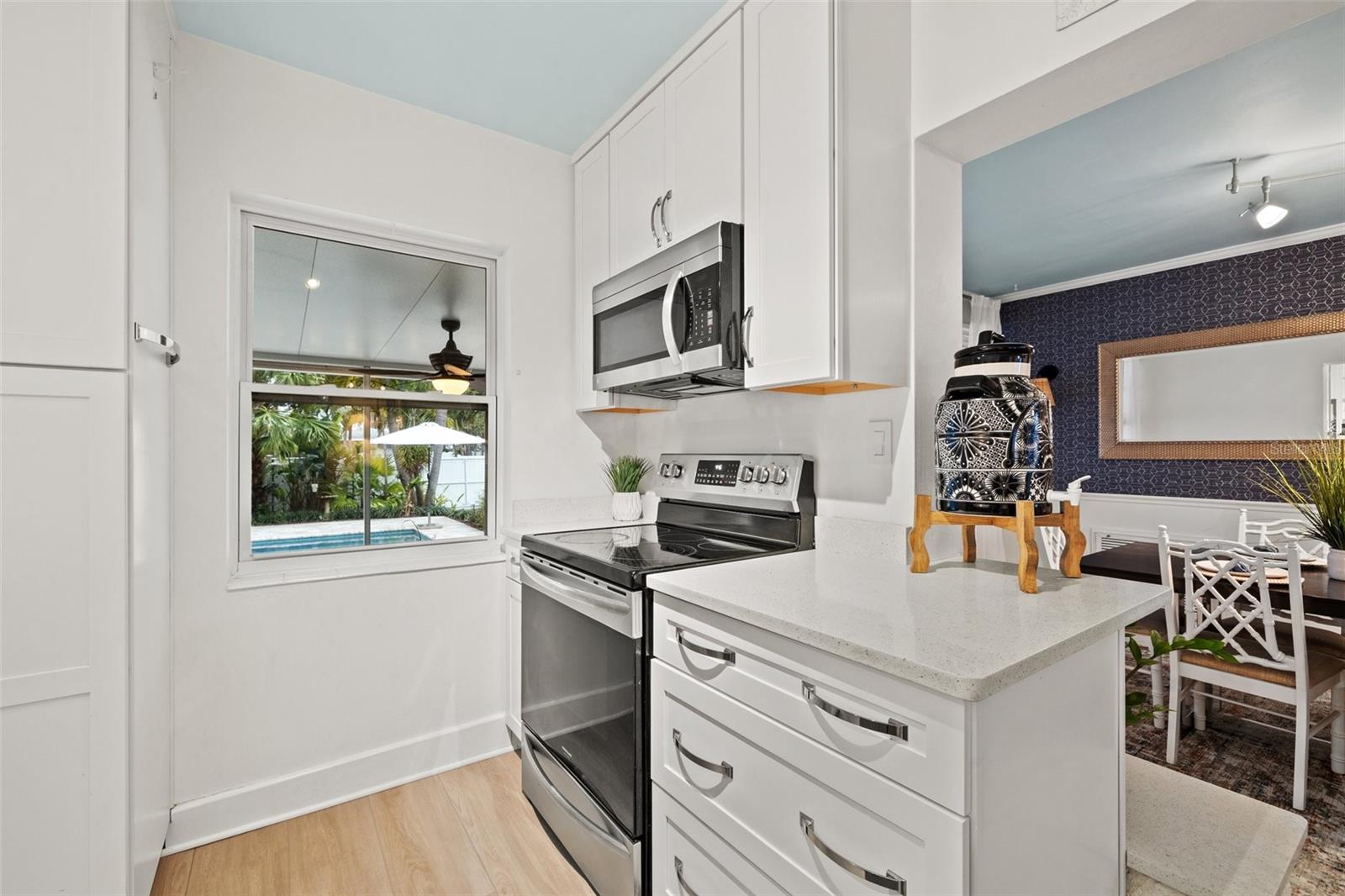 818 37TH AVE NE, ST PETERSBURG, FL, 33704