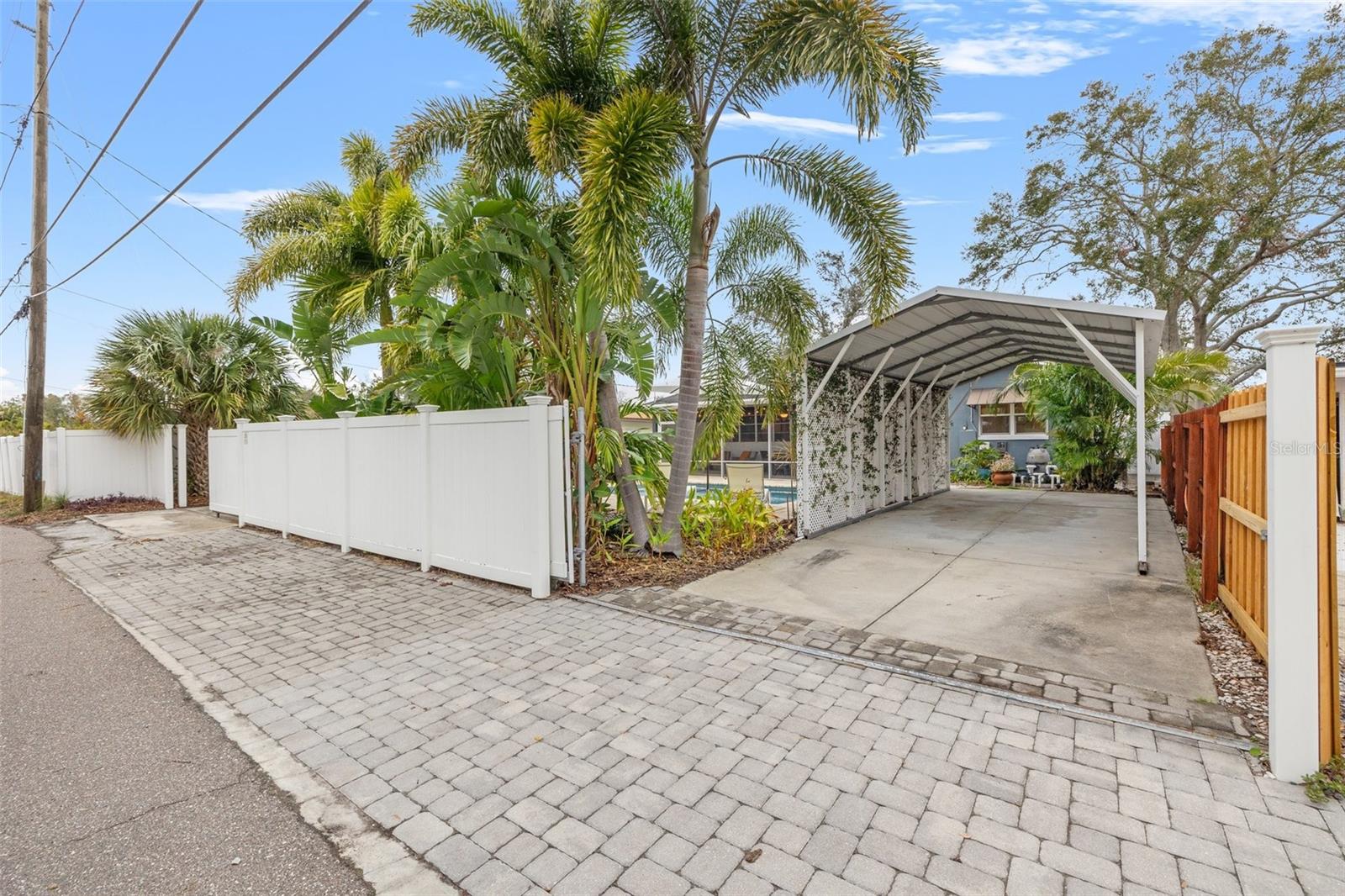 818 37TH AVE NE, ST PETERSBURG, FL, 33704