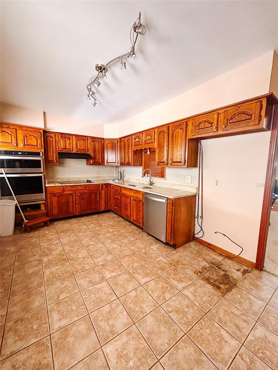 183 E LAKEVIEW ST, UMATILLA, FL, 32784