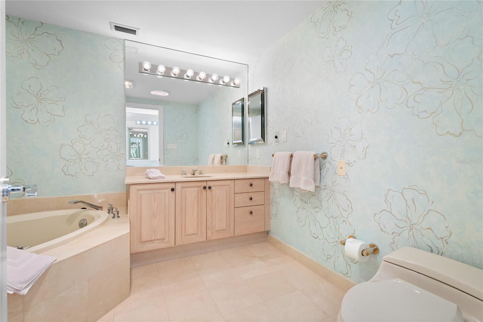 575 SANCTUARY DR #A201, LONGBOAT KEY, FL, 34228