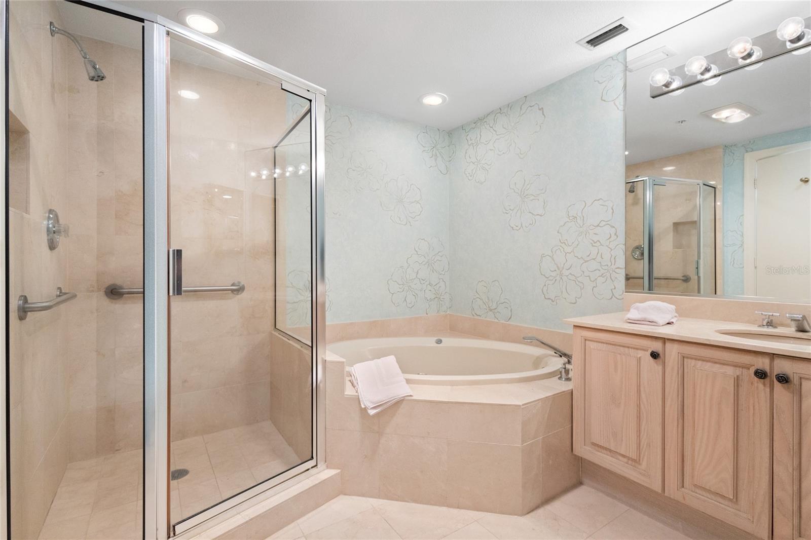 575 SANCTUARY DR #A201, LONGBOAT KEY, FL, 34228