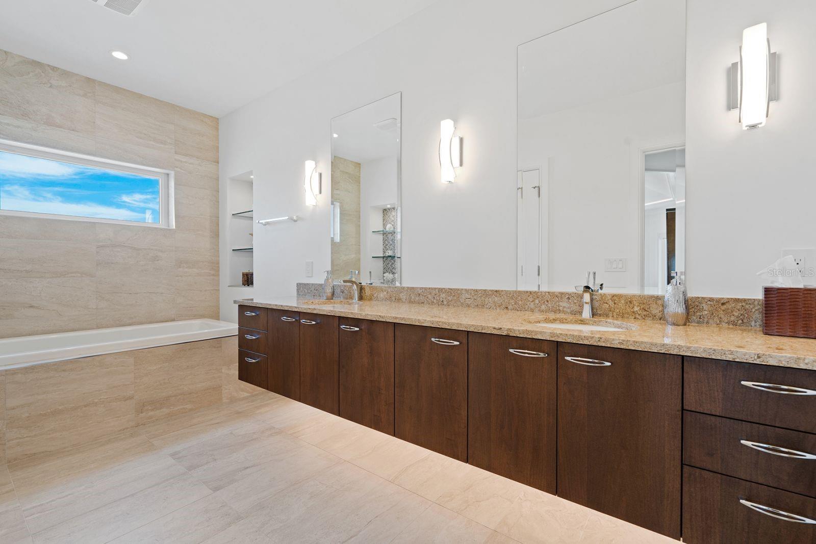 600 PUTTER LN, LONGBOAT KEY, FL, 34228