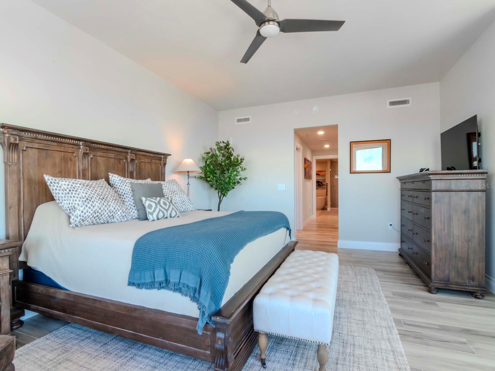 800 COLLANY RD #401, TIERRA VERDE, FL, 33715