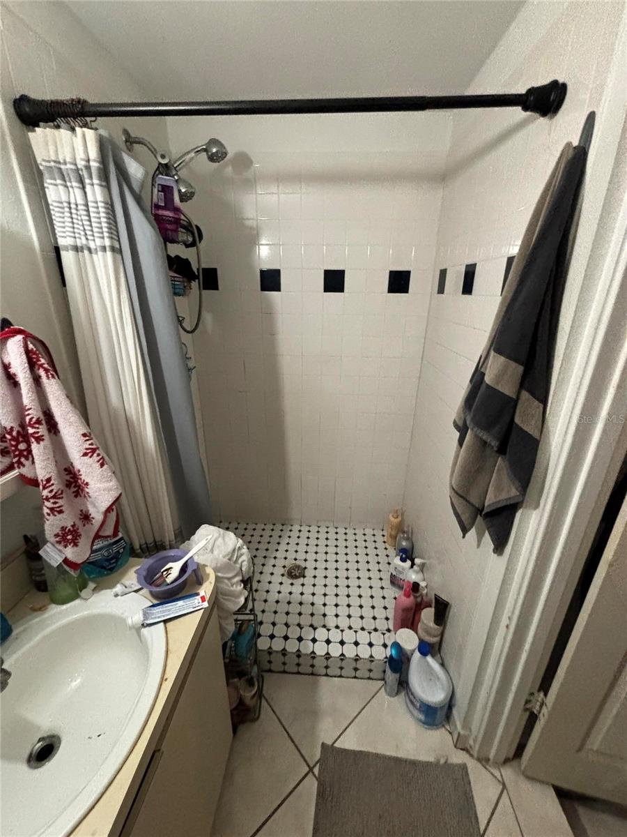 10011 N ANNETTE AVE, TAMPA, FL, 33612