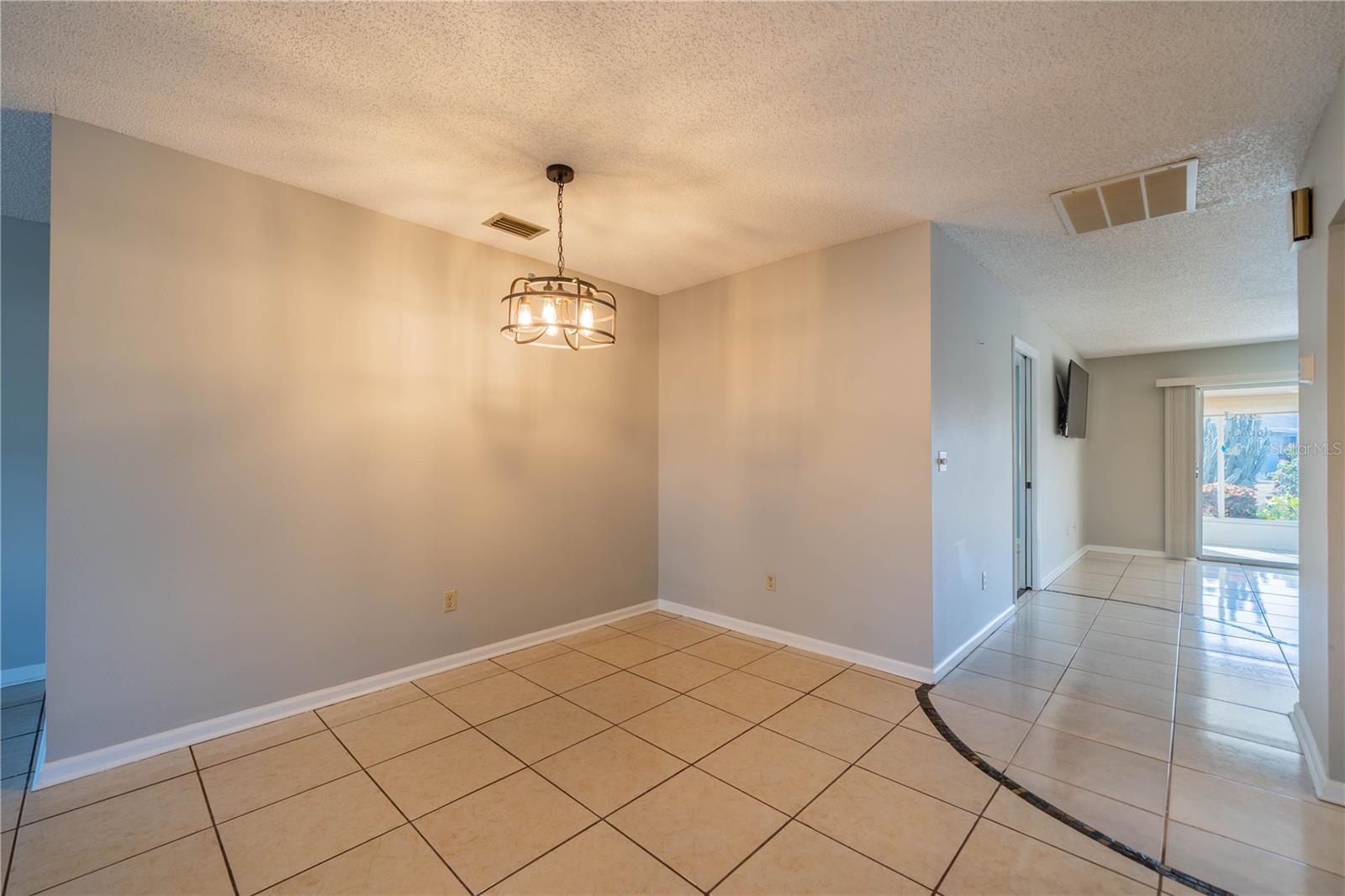 325 CLUB MANOR DR, SUN CITY CENTER, FL, 33573