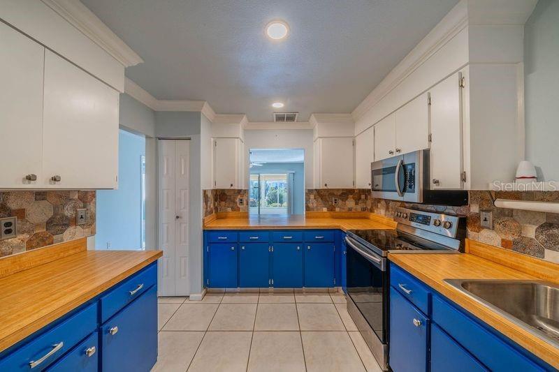 325 CLUB MANOR DR, SUN CITY CENTER, FL, 33573