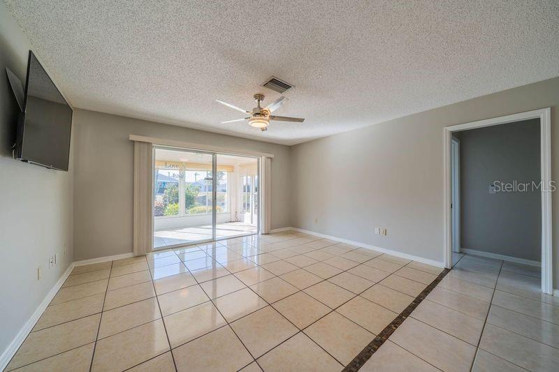 325 CLUB MANOR DR, SUN CITY CENTER, FL, 33573