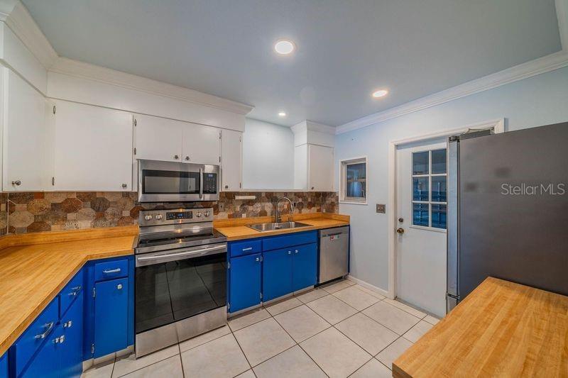 325 CLUB MANOR DR, SUN CITY CENTER, FL, 33573