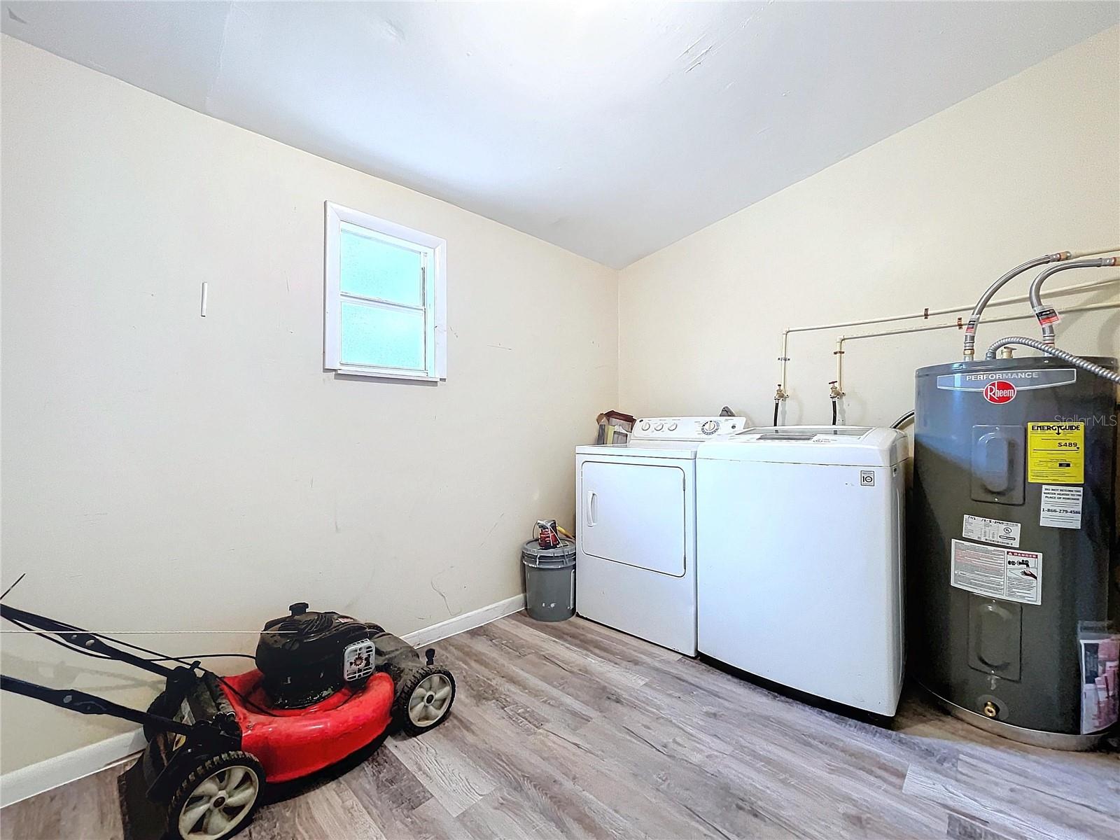 8901 TEMPLE PARK DR, TAMPA, FL, 33637