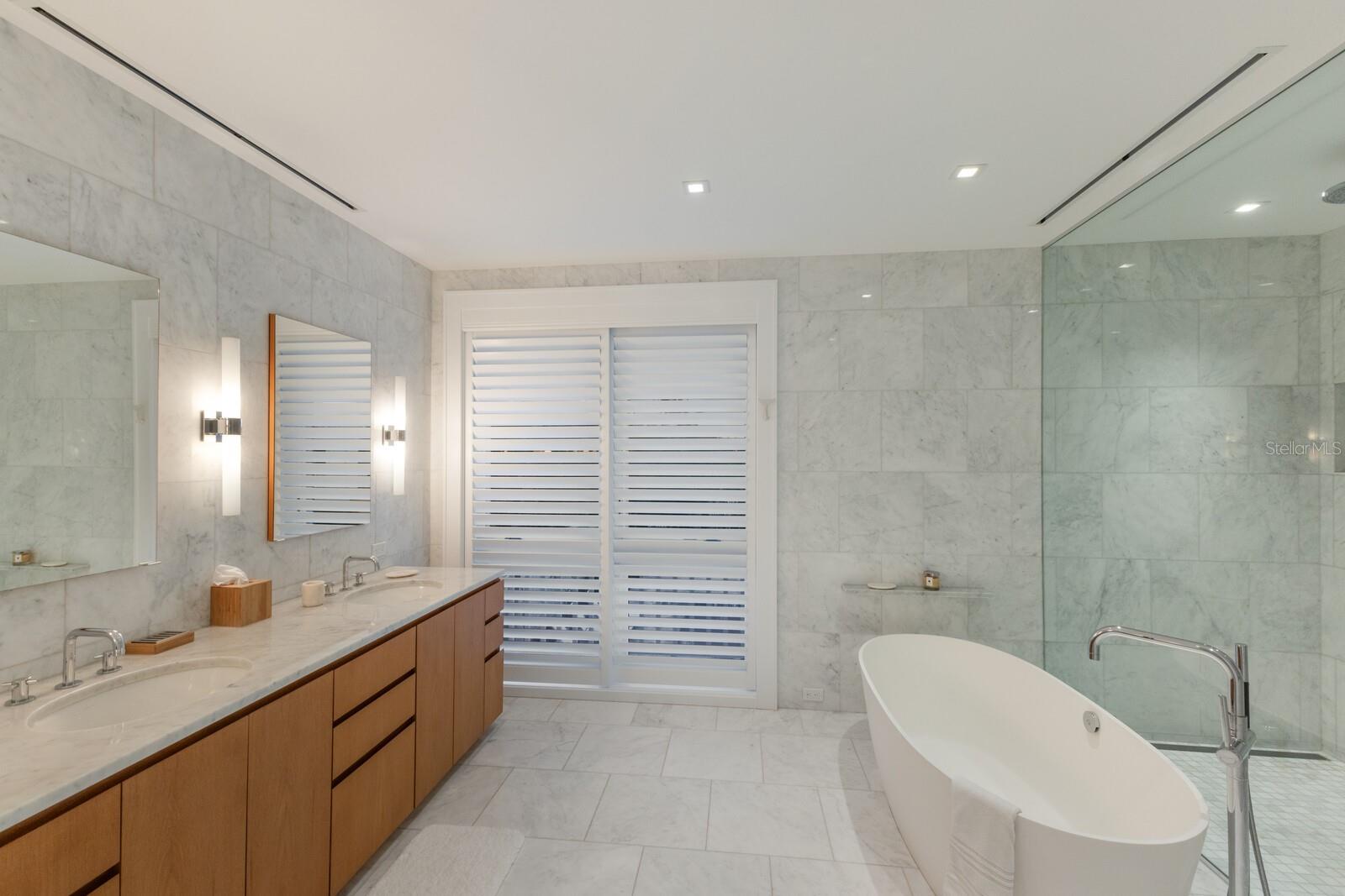 D6139748 Property Photo