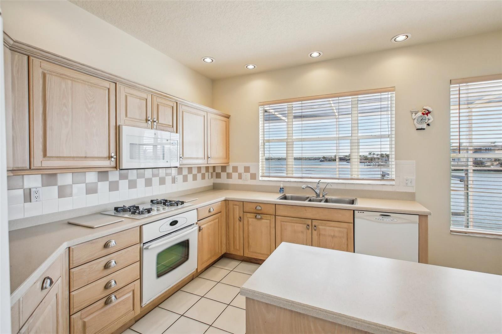 1637 SAND KEY ESTATES CT, CLEARWATER BEACH, FL, 33767