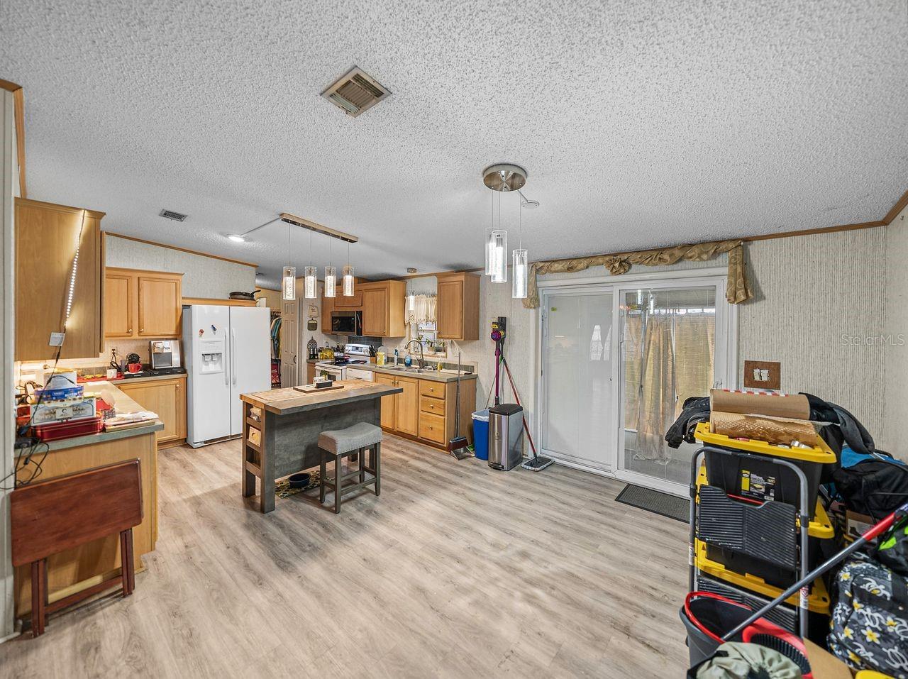 11404 LITHIA PINECREST RD, LITHIA, FL, 33547