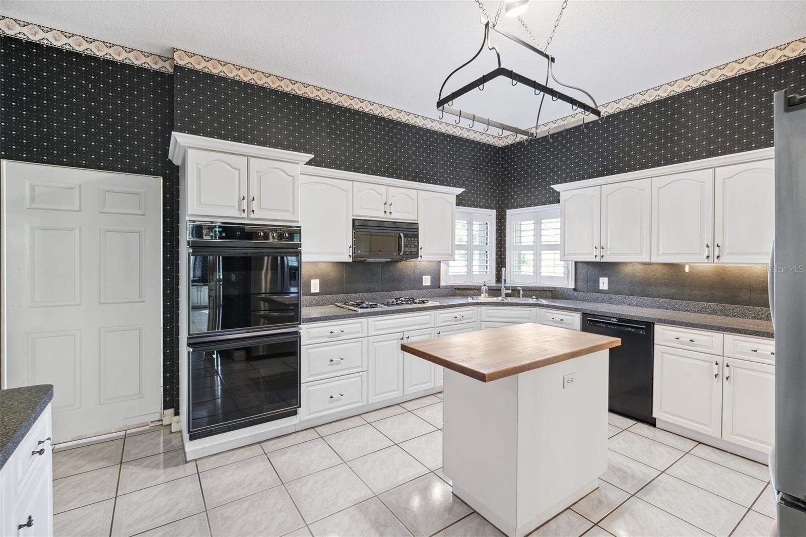 1388 BRIGHTWATERS BLVD NE, ST PETERSBURG, FL, 33704