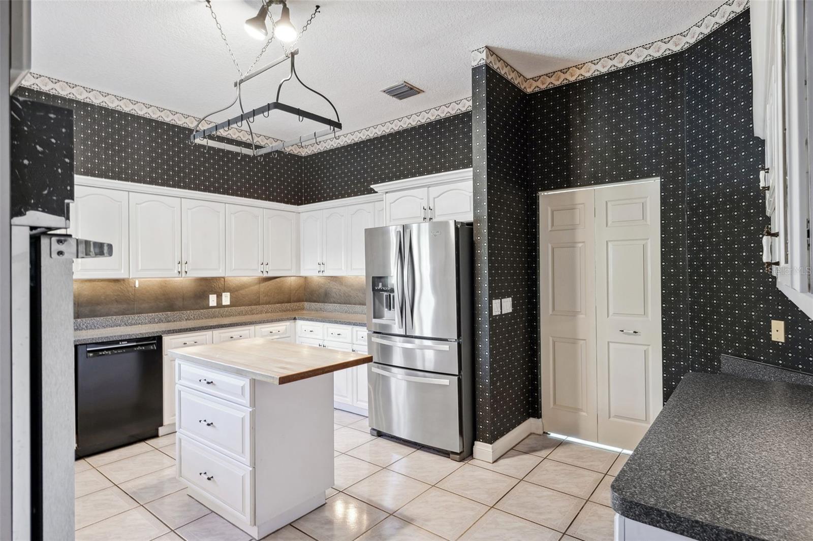 1388 BRIGHTWATERS BLVD NE, ST PETERSBURG, FL, 33704