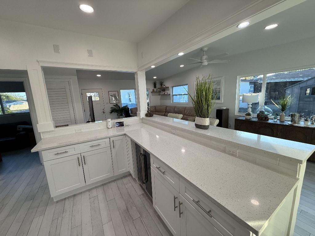 8401 JACARANDA AVE, SEMINOLE, FL, 33777