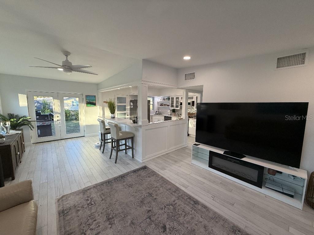 8401 JACARANDA AVE, SEMINOLE, FL, 33777