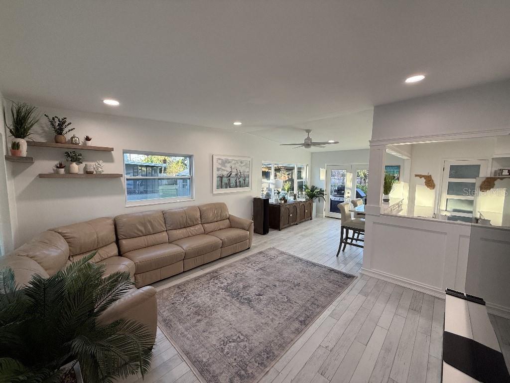 8401 JACARANDA AVE, SEMINOLE, FL, 33777