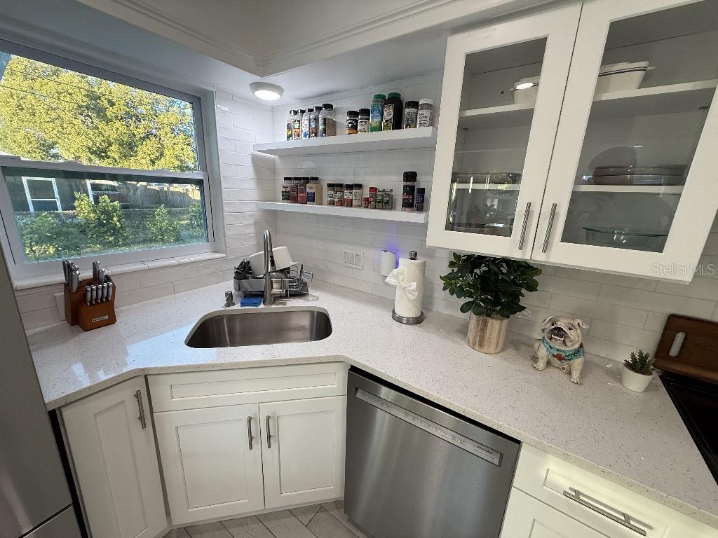 8401 JACARANDA AVE, SEMINOLE, FL, 33777