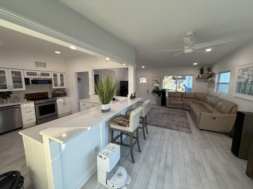 8401 JACARANDA AVE, SEMINOLE, FL, 33777