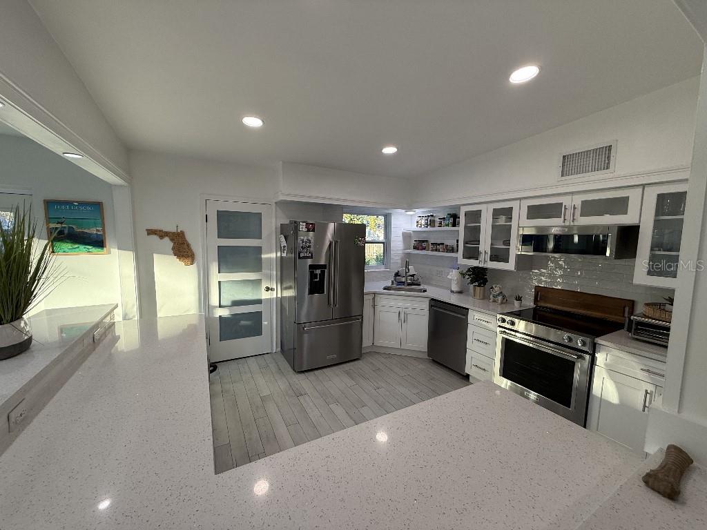 8401 JACARANDA AVE, SEMINOLE, FL, 33777