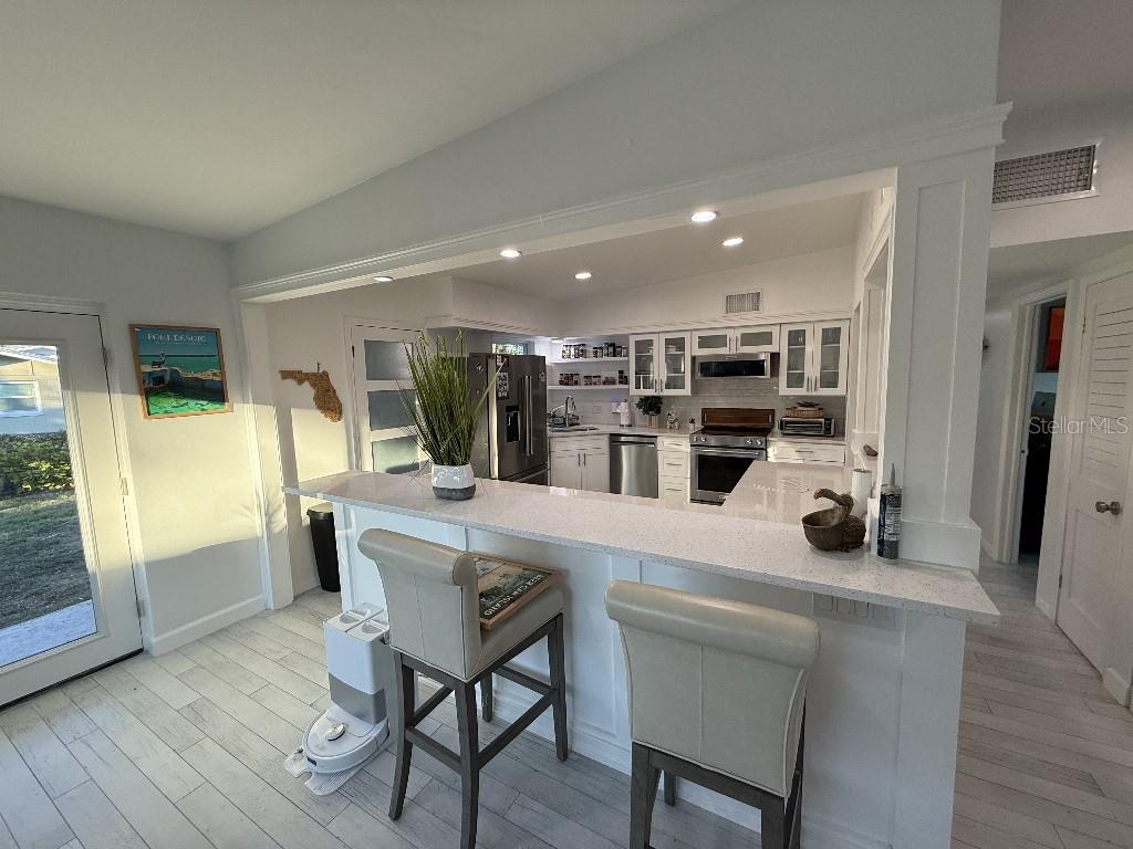 8401 JACARANDA AVE, SEMINOLE, FL, 33777