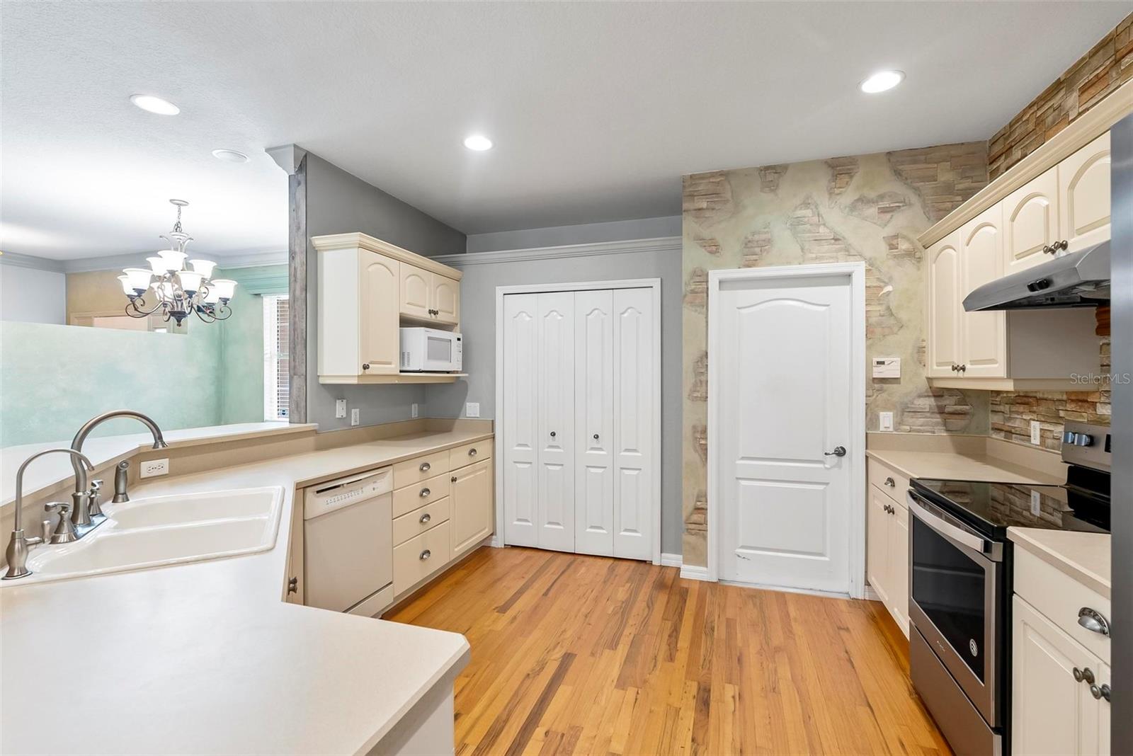 63 VILLAGE DR, ORMOND BEACH, FL, 32174