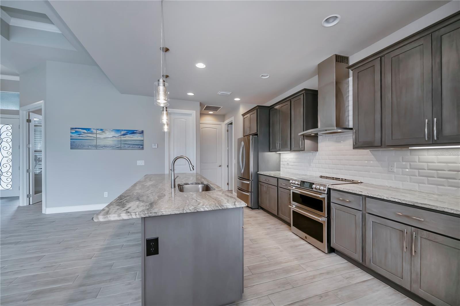 180 W PINE VALLEY LN, ROTONDA WEST, FL, 33947