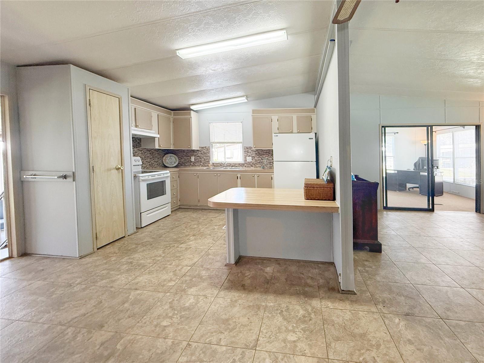 225 N SAINT THOMAS CIR, APOLLO BEACH, FL, 33572