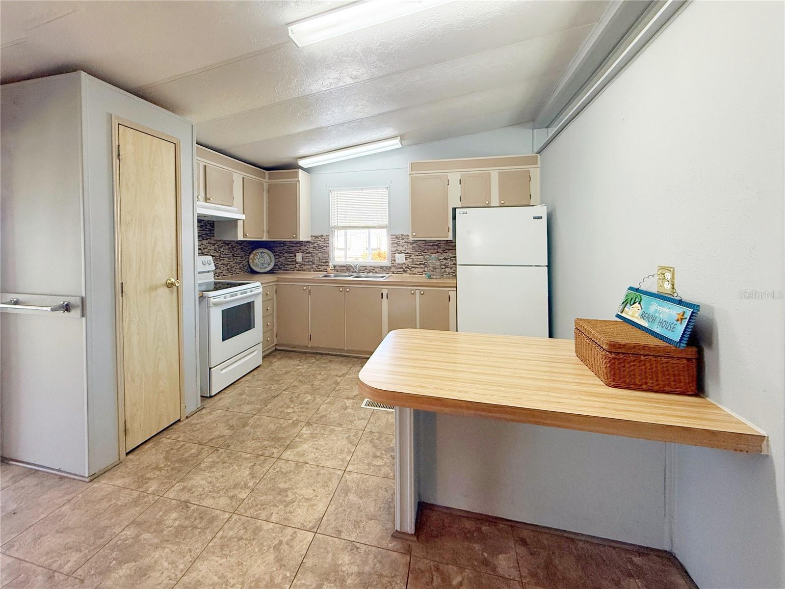 225 N SAINT THOMAS CIR, APOLLO BEACH, FL, 33572