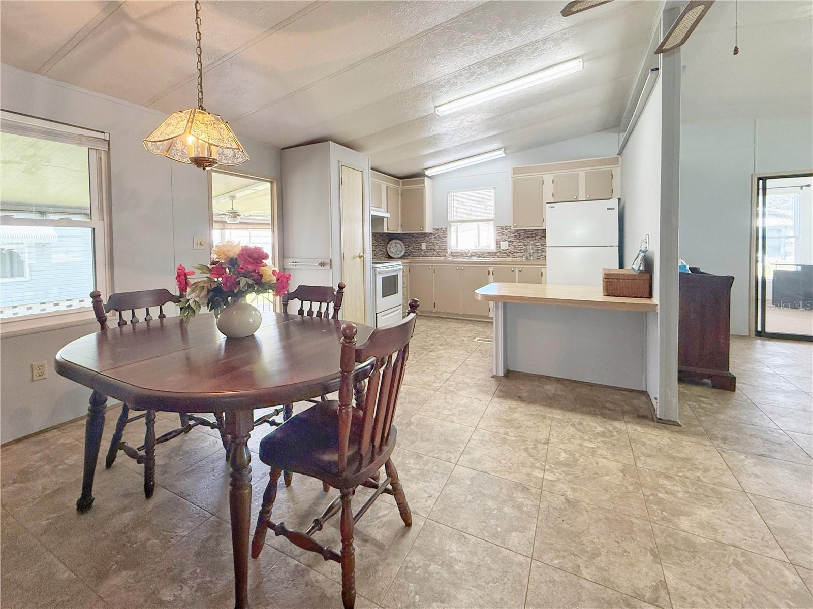 225 N SAINT THOMAS CIR, APOLLO BEACH, FL, 33572