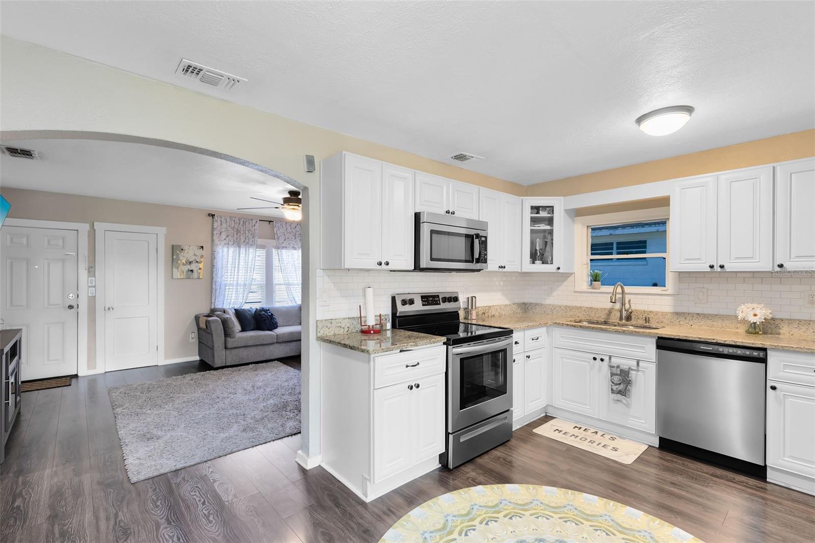 230 W MAGNOLIA ST, APOPKA, FL, 32703