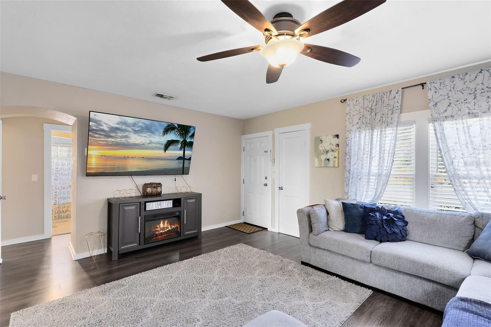 230 W MAGNOLIA ST, APOPKA, FL, 32703