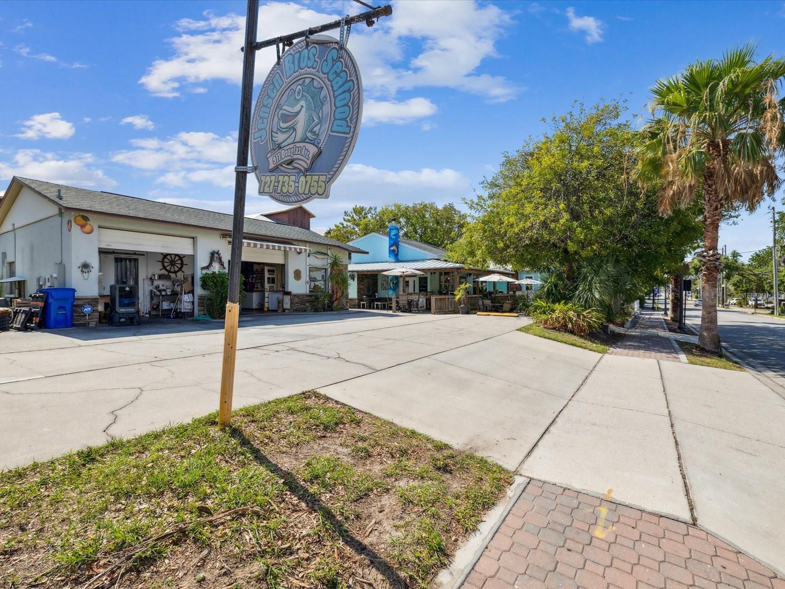 1611 BROOK DR, DUNEDIN, FL, 34698