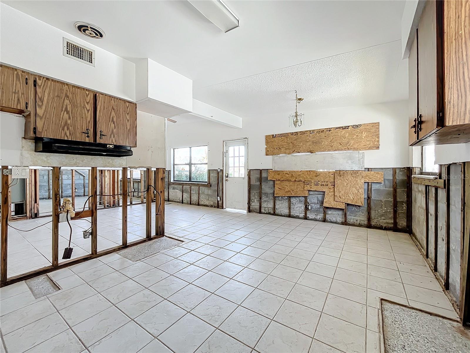 17030 DOLPHIN DR, NORTH REDINGTON BEACH, FL, 33708