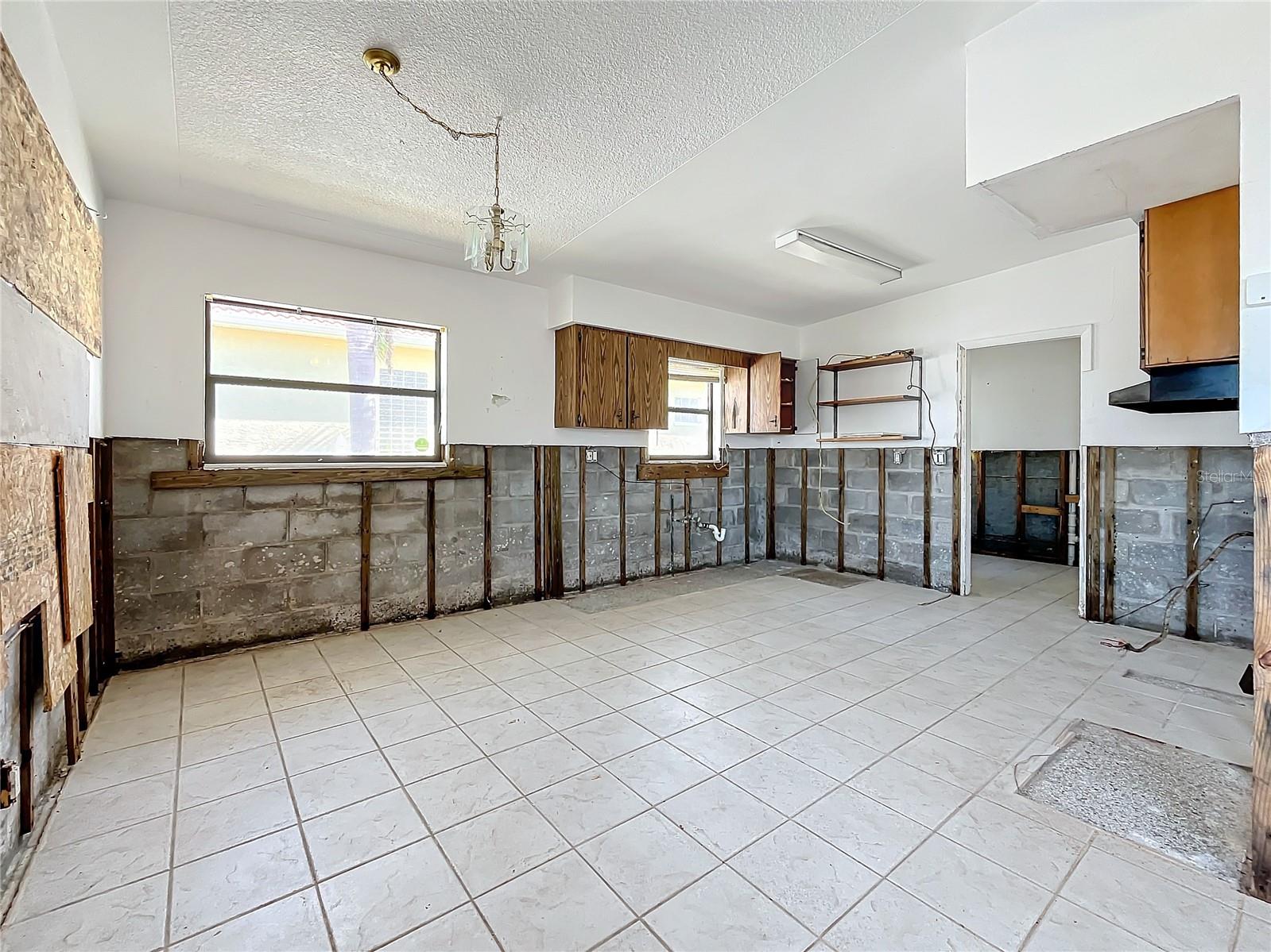 17030 DOLPHIN DR, NORTH REDINGTON BEACH, FL, 33708