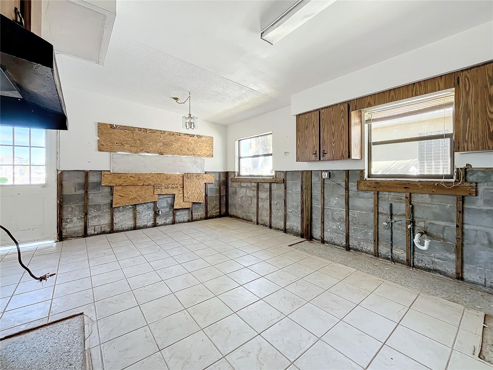 17030 DOLPHIN DR, NORTH REDINGTON BEACH, FL, 33708