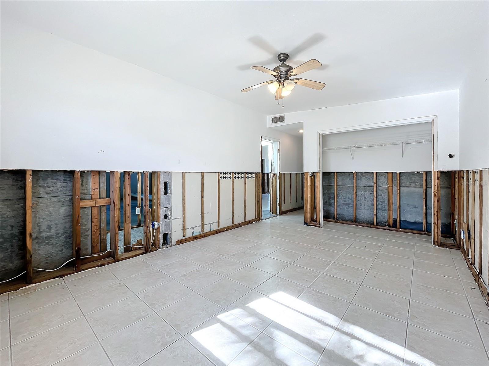 17030 DOLPHIN DR, NORTH REDINGTON BEACH, FL, 33708