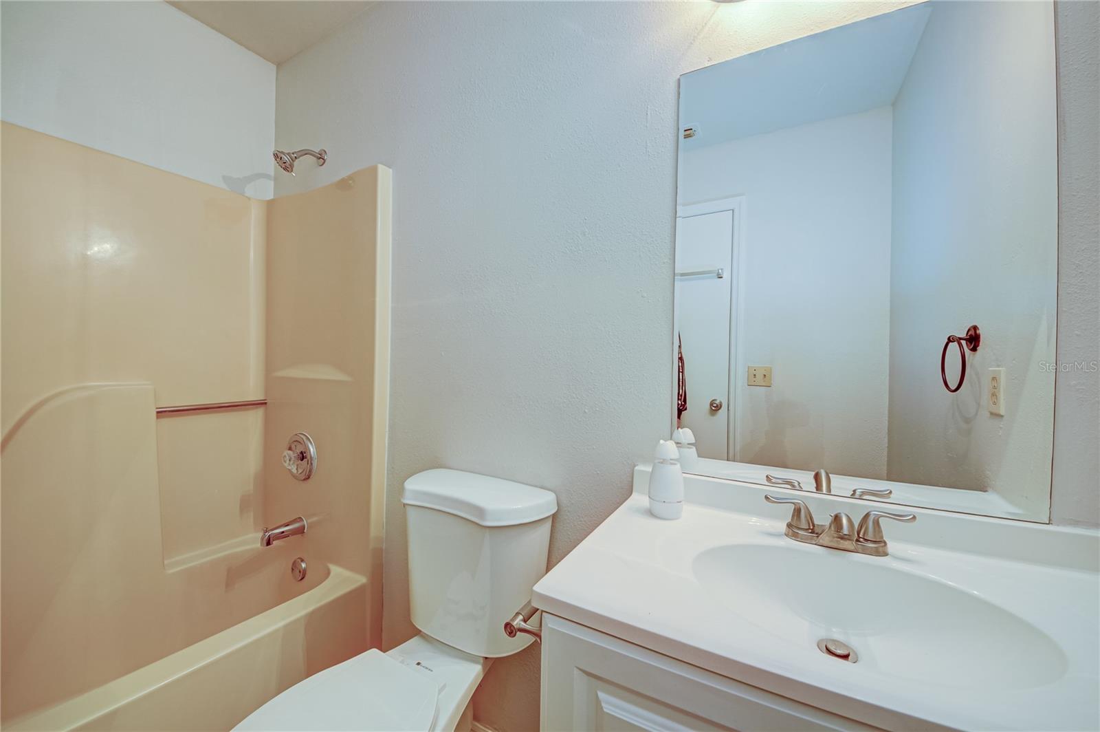 637 TWIN LAKE AVE, DELTONA, FL, 32738