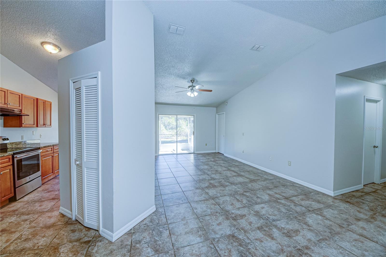 637 TWIN LAKE AVE, DELTONA, FL, 32738