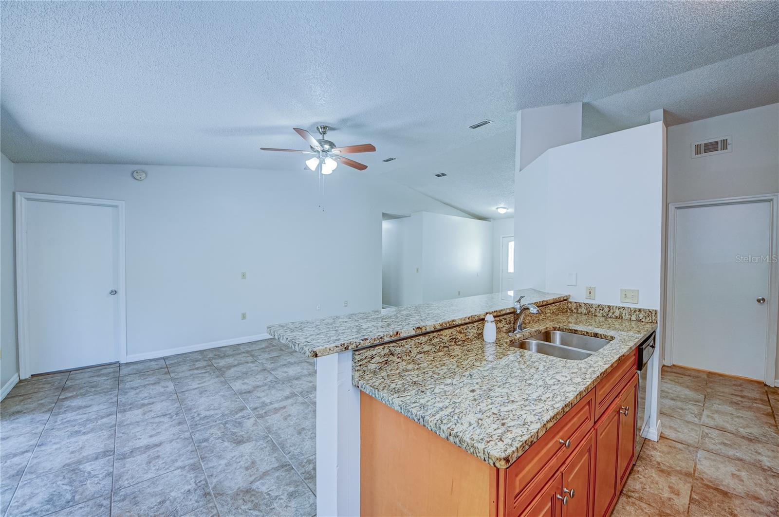 637 TWIN LAKE AVE, DELTONA, FL, 32738