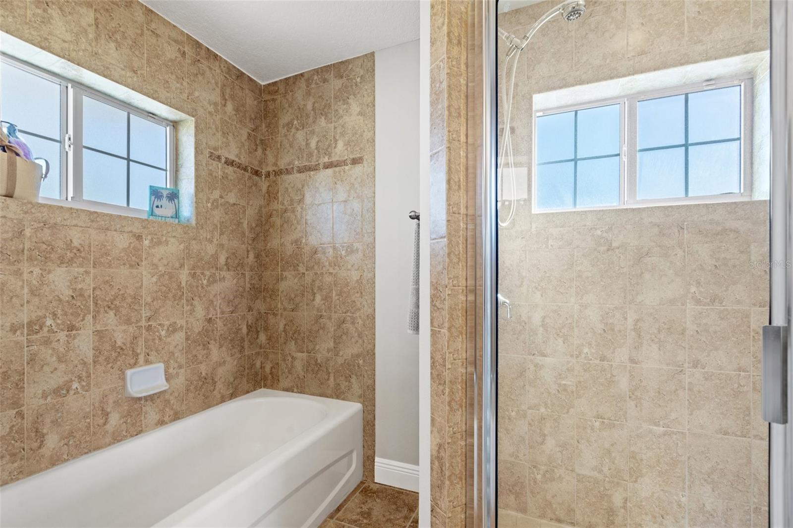 1902 ARROWHEAD DR NE, ST PETERSBURG, FL, 33703