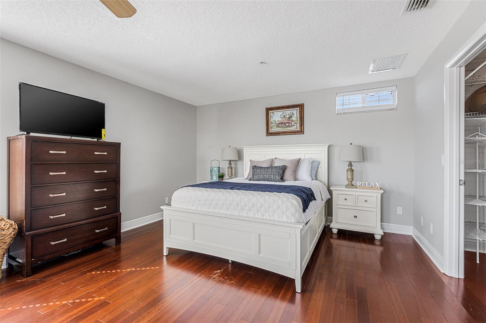 1902 ARROWHEAD DR NE, ST PETERSBURG, FL, 33703