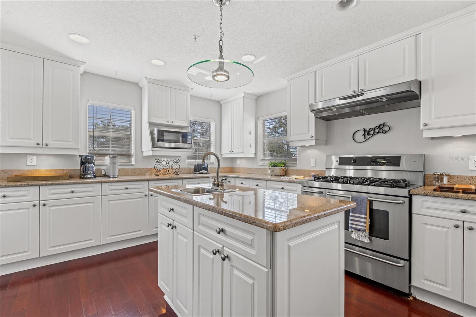 1902 ARROWHEAD DR NE, ST PETERSBURG, FL, 33703