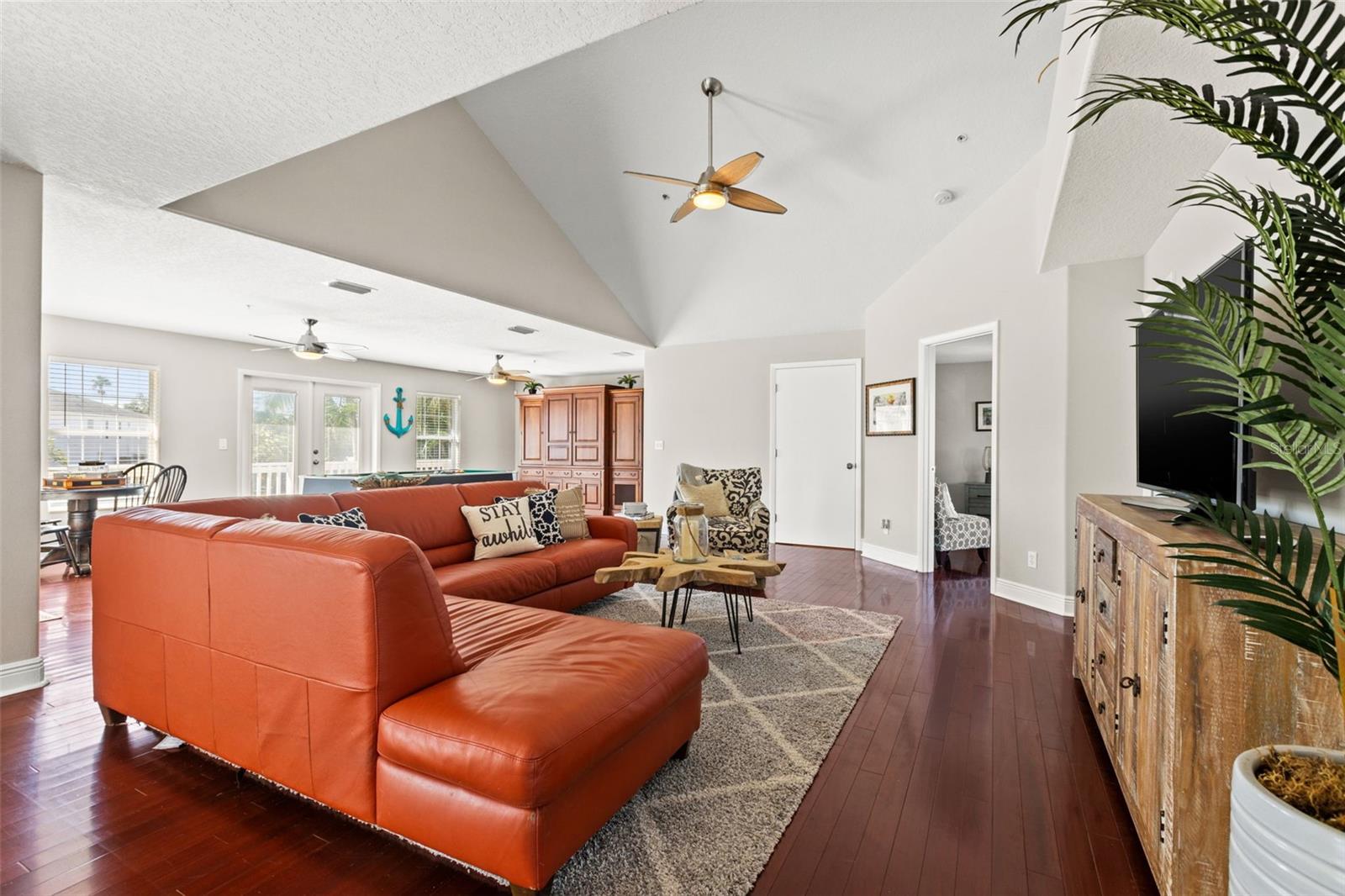 1902 ARROWHEAD DR NE, ST PETERSBURG, FL, 33703