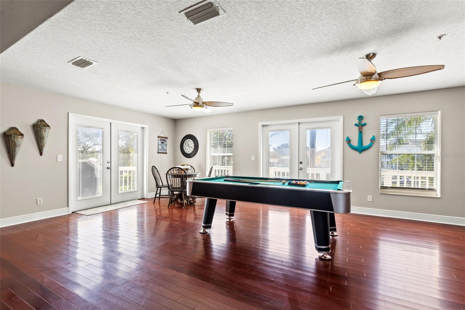 1902 ARROWHEAD DR NE, ST PETERSBURG, FL, 33703